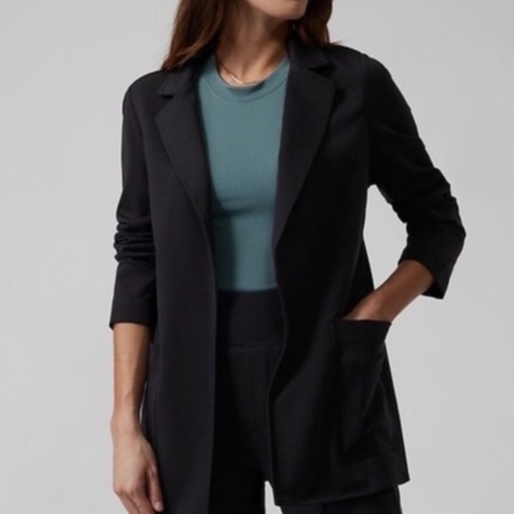 Athleta Eastbound Minimalist Open Front
Blazer in black Size 6